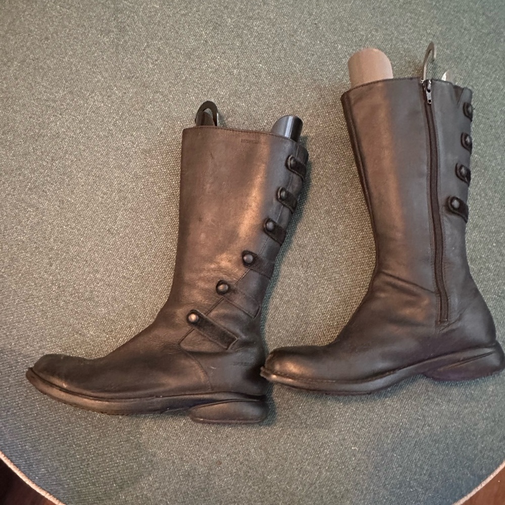 Merrell Tetra women’s boots size 8 good used condition in black. Waterproof $69